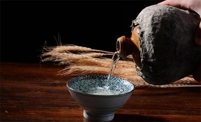 白酒发黄一定是老酒吗，陈年白酒都会颜色发黄吗？